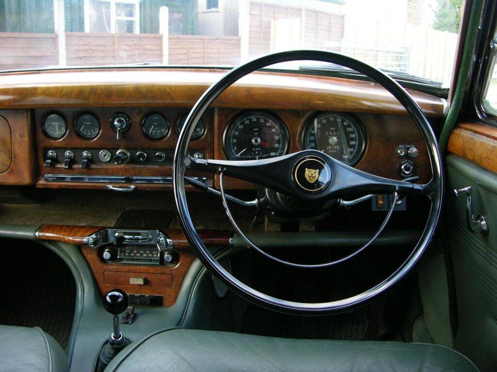 1966 Jaguar S-Type dashboard